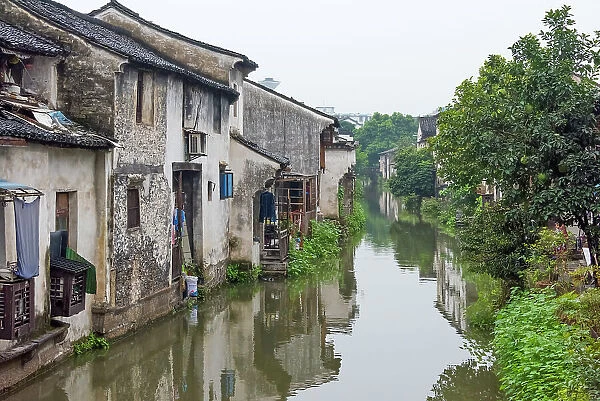 Traditional houses along the Grand Canal, Shaoxing, Zhejiang Province, China Date: 22-09-2018