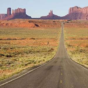 USA - One of the most famous images of the Monument Valley is the long straight road (US 163) leading across flat desert towards sandstone buttes and pinnacles of rock. Monument Valley Tribal Park, Navajo Nation, Arizona/Utah, USA