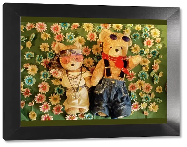 Teddy Bear - x2 teddies in flowers