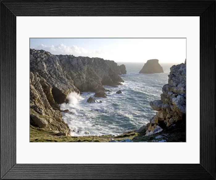 Framed Print : Waves crashing against rocky coastline - Pointe Pen Hir - Brittany - France