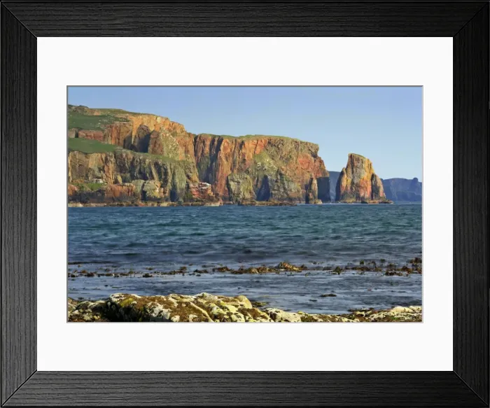 Framed Print : Seascape view from Braewick beach towards red granite cliffs and sea stacks of Stoura Pund and rock formation The Drongs on the right hand side Northmavine, North Mainland, Shetland Isles, Scotland, UK