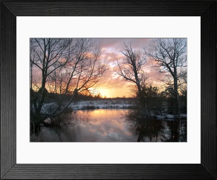 Framed Print : UK - sunrise over a lake on a cold winter morning in January Oxfordshire, England Framed Print : UK - sunrise over a lake on a cold winter morning in January Oxfordshire, England