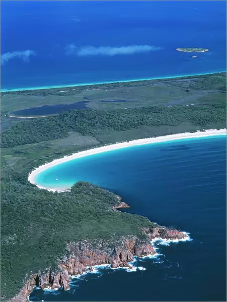 Australia JPF 12008 Tasmania, Freycinet Peninsula, Freycinet National Park, Wineglass Bay, Promise Bay in back. © Jean-Paul Ferrero  /  ARDEA LONDON