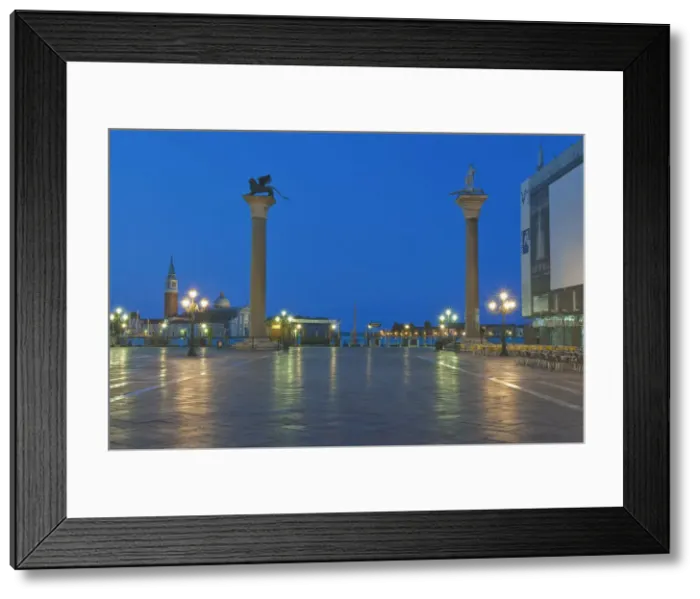 Framed Print : DDE-90032556 Framed Print : DDE-90032556