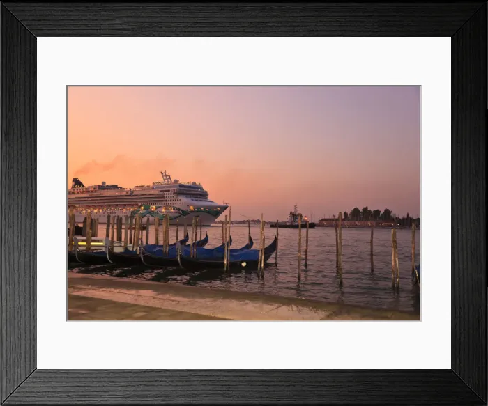 Framed Print : DDE-90032591