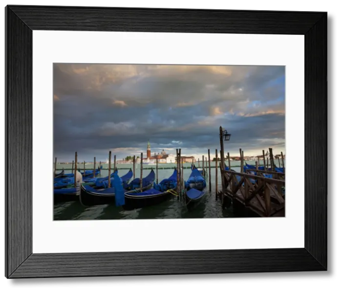Framed Print : DDE-90032611 Framed Print : DDE-90032611