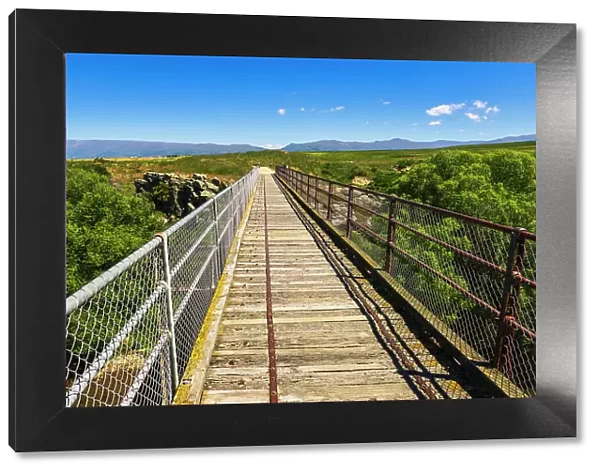 The Manuherikia River bridge on the Otago Central Rail Trail, Otago, South Island, New Zealand Date: 22-06-2021
