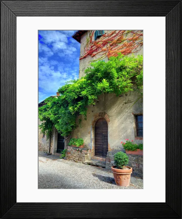 Framed Print : Italy, Tuscany. Courtyard of an agriturismo near the hill town of Montalcino. Date: 22-09-2010