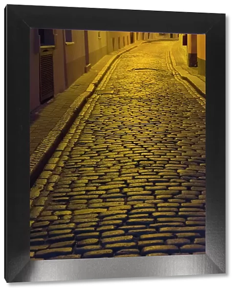 Night view of cobblestone street in the old town, Riga, Latvia Date: 30-07-2019