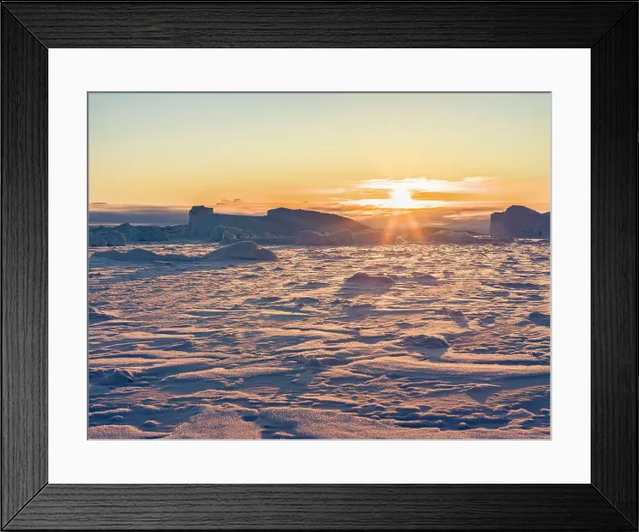 Framed Print : Icebergs frozen into the sea ice of the Uummannaq fjord system during winter. Greenland, Danish Territory Date: 06-03-2020