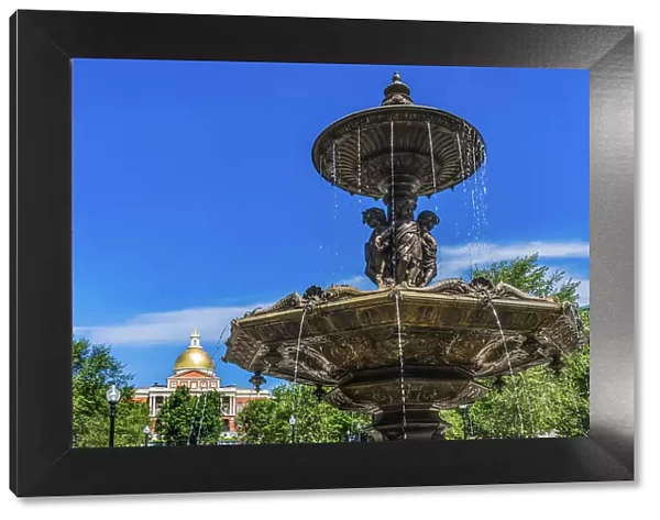 Brewer Fountain, Boston Common, State House, Boston, Massachusetts. Fountain cast in 1868 by Lenard. Massachusetts State House built 1798 and gold leaf gilding 1874 Date: 22-12-2020