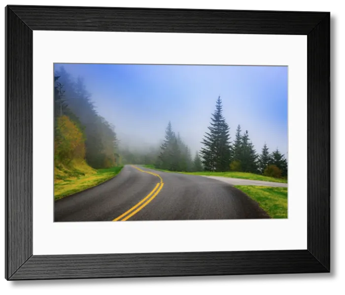 Framed Print : Roadway, Blue Ridge Parkway, Smoky Mountains, USA. Date: 30-09-2018 Framed Print : Roadway, Blue Ridge Parkway, Smoky Mountains, USA. Date: 30-09-2018
