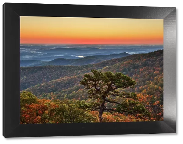 USA, Virginia, Shenandoah National Park, Sunrise along Skyline Drive in the Fall Date: 17-10-2020