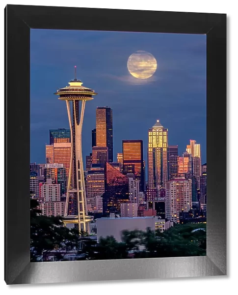 Seattle skyline and super moon at dusk, Seattle, Washington State Date: 22-06-2013