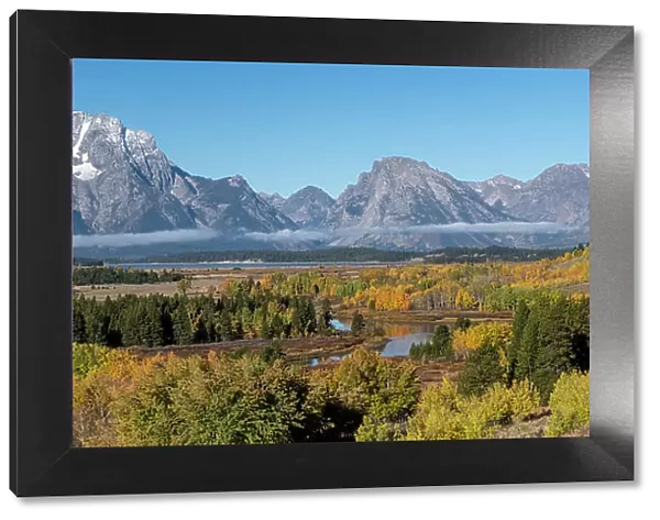 USA, Wyoming. Mount Moran and autumn aspens at the Oxbow, Grand Teton National Park. Date: 29-09-2020