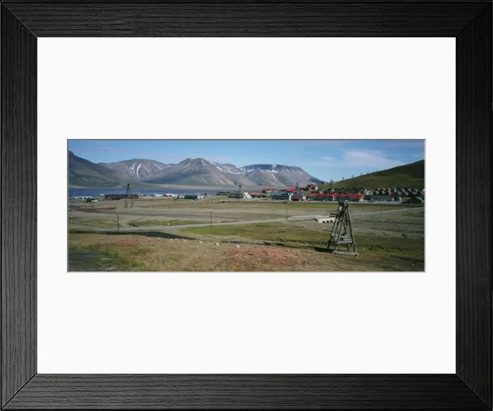 Framed Print : View over Longyearyen capitol of Svalbard - Spitzbergan Framed Print : View over Longyearyen capitol of Svalbard - Spitzbergan