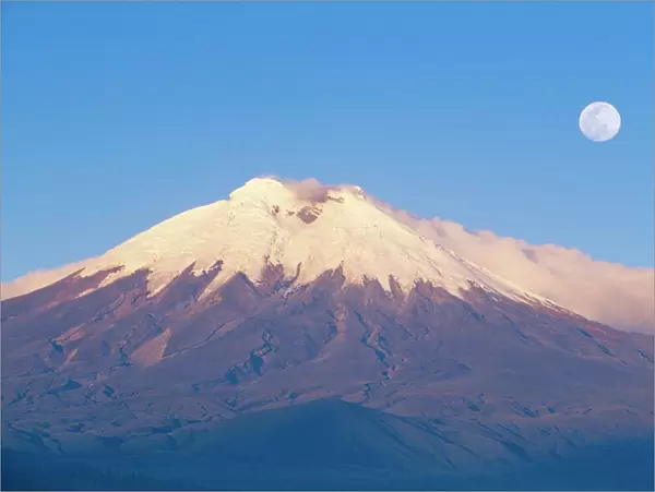 Ecuador Cotopaxi, seen from the west