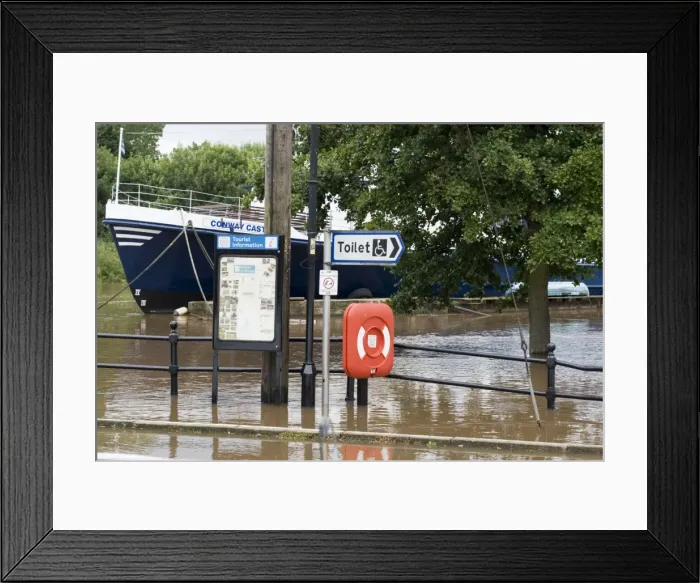 Framed Print : Flooding of River Severn at Upton upon Severn Worcs UK Framed Print : Flooding of River Severn at Upton upon Severn Worcs UK