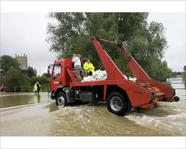 Flooding - Lorry carrying sand bags driving along flooded road opposite Tewkesbury Abbey Gloucestershire UK Level of Rivers Avon and Severn almost at 1947 levels on July 21 2007 and at time of photograher was still rising