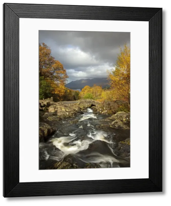 Framed Print : Ashness Bridge in autumn looking towards Derwent Water and the mountains of Skiddaw - Lake District - England Framed Print : Ashness Bridge in autumn looking towards Derwent Water and the mountains of Skiddaw - Lake District - England