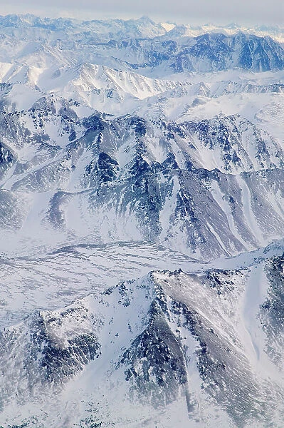 Aerial view of snow covered mountain range, Alaska, USA Date: 08-03-2007