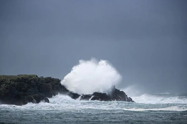 Atlantic Storm Waves breaking on rocky shore - Porthnahaven - Islay - Scotland - UK LA005393