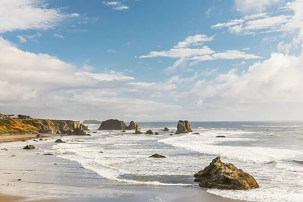 Bandon, Oregon, USA. Sea stacks and surf on Bandon Beach on the Oregon coast. Date: 01-05-2021
