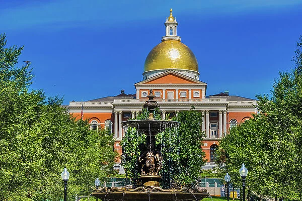 Brewer Fountain, Boston Common, State House, Boston, Massachusetts. Fountain cast in 1868 by Lenard. Massachusetts State House built 1798 and gold leaf gilding 1874 Date: 22-12-2020