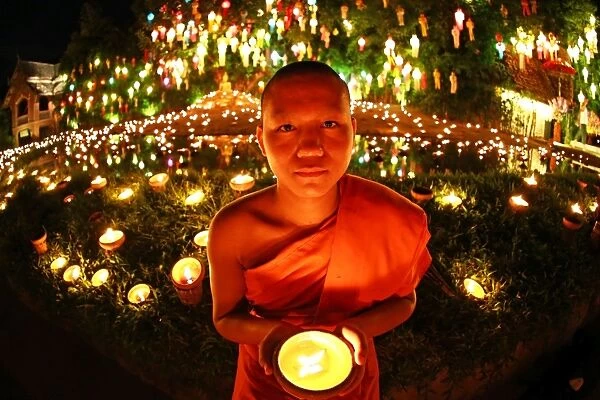 Buddhist Monks at Wat Phan Tao Temple holding candles du