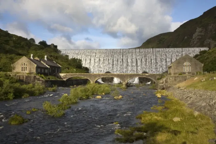 Framed Print : Caban Coch dam overflowing - July - Elan Valley - Mid-Wales - UK