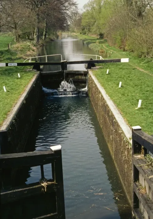 Framed Print : Canal Lock - Kennet & Avon canal lock near Kintbury Berkshire Framed Print : Canal Lock - Kennet & Avon canal lock near Kintbury Berkshire