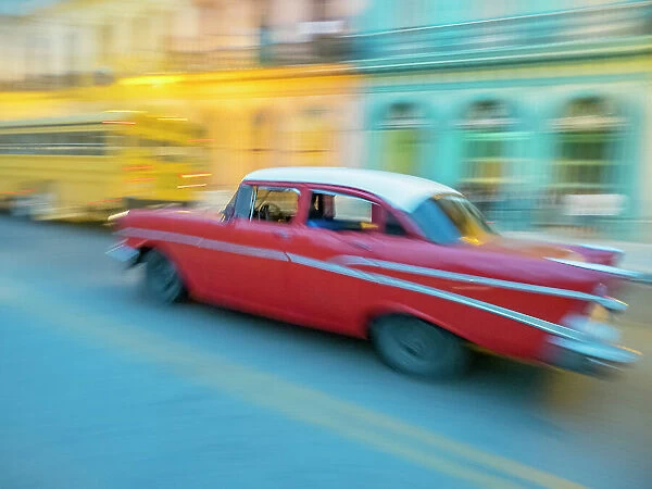 Caribbean, Cuba, Havana, Havana Vieja, UNESCO World Heritage Site, classic car in motion Date: 31-01-2017
