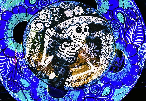 Colorful Mexican ceramic. Day of the Dead skeleton blue plate handicraft Los Cabos, Cabo San Lucas, Mexico Date: 13-01-2021