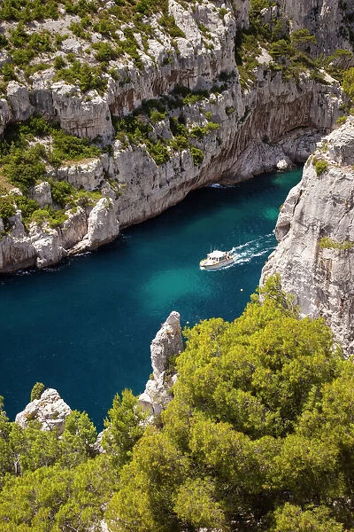 DDE-90029469. Tour boat in the Calanques near Cassis