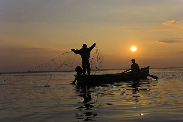 DDE-90034854. Fishermen in the Danube Delta in Romania casting their nets
