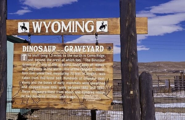 Dinosaur sites: Como Bluff, Wyoming, USA A sign near Medicine Bow, north-west of Laramie, Wyoming, brings attention to the historical importance of the ridge seen in the background. In the late Nineteenth Century