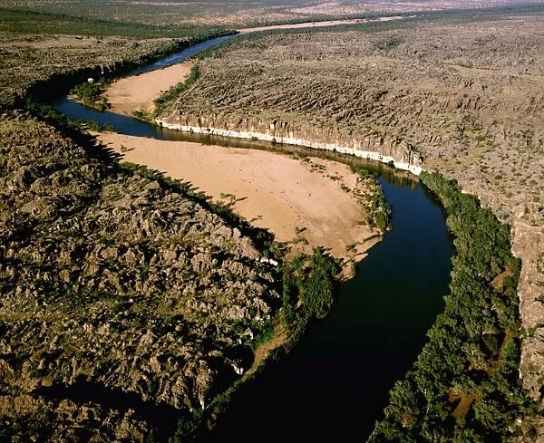 Fitzroy River cutting through ancient limestone coral reef formed during Devonian Period (350 m ybp) Geikie Gorge National Park, West Kimberley region, Western Australia JPF51606