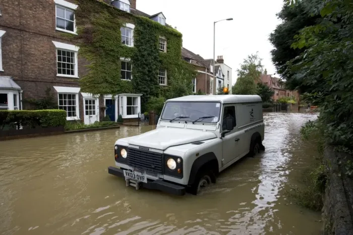 Framed Print : Flooding - Landrover driving along flooded road near Tewkesbury Abbey Gloucestershire UK Level of Rivers Avon and Severn almost at 1947 levels on July 21 2007