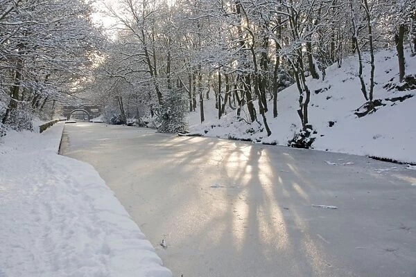Frozen canal - Birmingham to Warwick Canal - UK