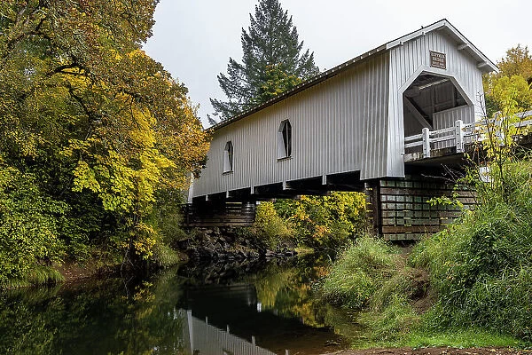 Hoffman Covered Bridge spans Crabtree Creek in Linn County, Oregon, USA Date: 19-10-2021