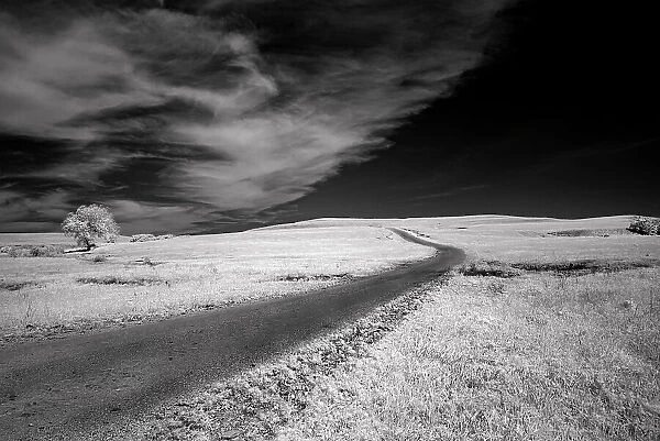 Isolated road in the Kansas Flint Hills Date: 01-06-2020