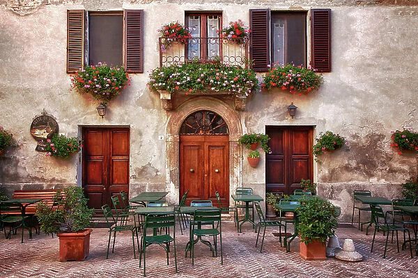 Italy, Tuscany, Pienza. Tables and chairs set up outside for outdoor dining in the town of Pienza. Date: 21-09-2010