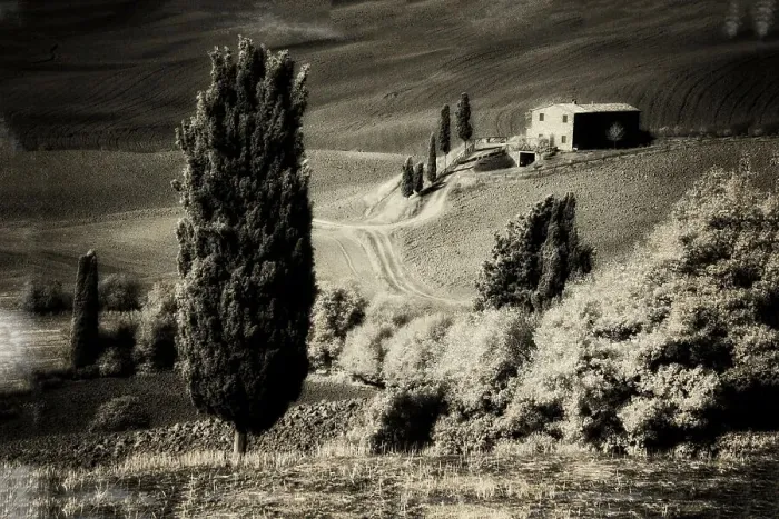 Framed Print : Italy Tuscany, Villa in the Tuscan hillside Date: 24-09-2011 Framed Print : Italy Tuscany, Villa in the Tuscan hillside Date: 24-09-2011