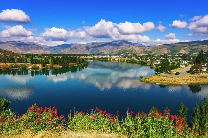 Framed Print : The Kawarau river and town of Cromwell, Central Otago, South Island, New Zealand Date: 22-06-2021