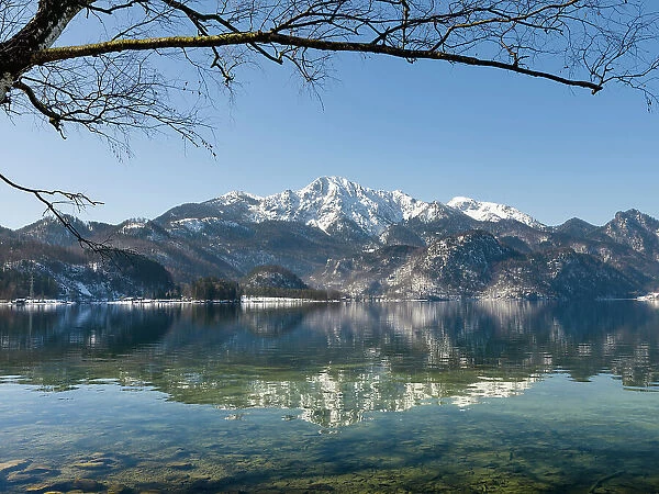 Lake Kochelsee at village Kochel am See during winter in the Bavarian Alps. Mt. Herzogstand in the background. Germany, Bavaria Date: 24-03-2021