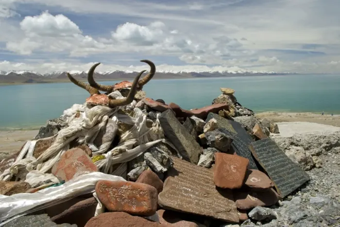 Framed Print : Lake Namtso - Salt lake 4, 700m - Yak horns and mani stones - Tibet Framed Print : Lake Namtso - Salt lake 4, 700m - Yak horns and mani stones - Tibet