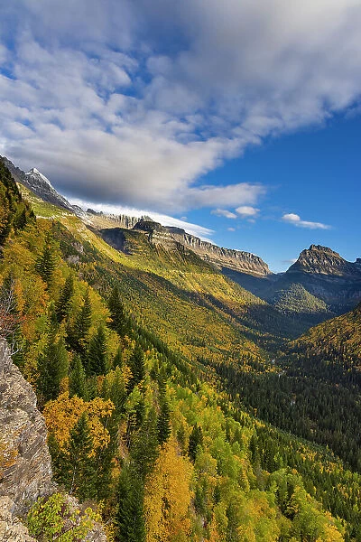 Looking down the McDonald Valley in autumn, Glacier National Park, Montana, USA Date: 30-09-2021