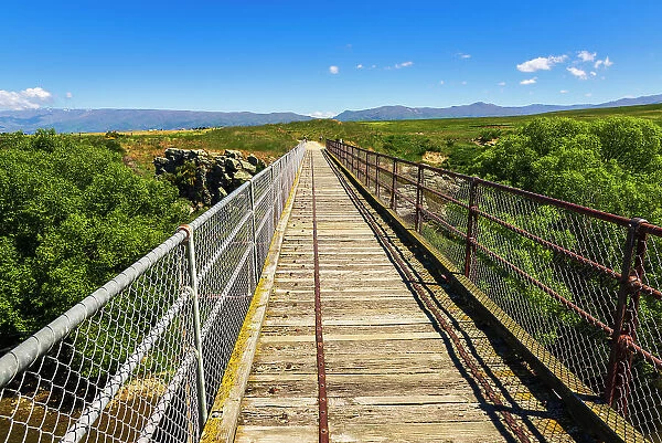 The Manuherikia River bridge on the Otago Central Rail Trail, Otago, South Island, New Zealand Date: 22-06-2021