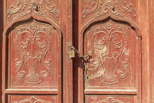 Middle East, Arabian Peninsula, Al Batinah South. Carved wooden door on a building in Oman. Date: 28-10-2019