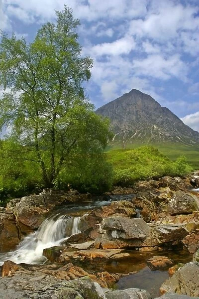 Mountain scenery Buachaille Etive Mor and Coupal river at low water level with red rocks and boulders Glen Etive, Glencoe area, Highlands, Scotland, UK